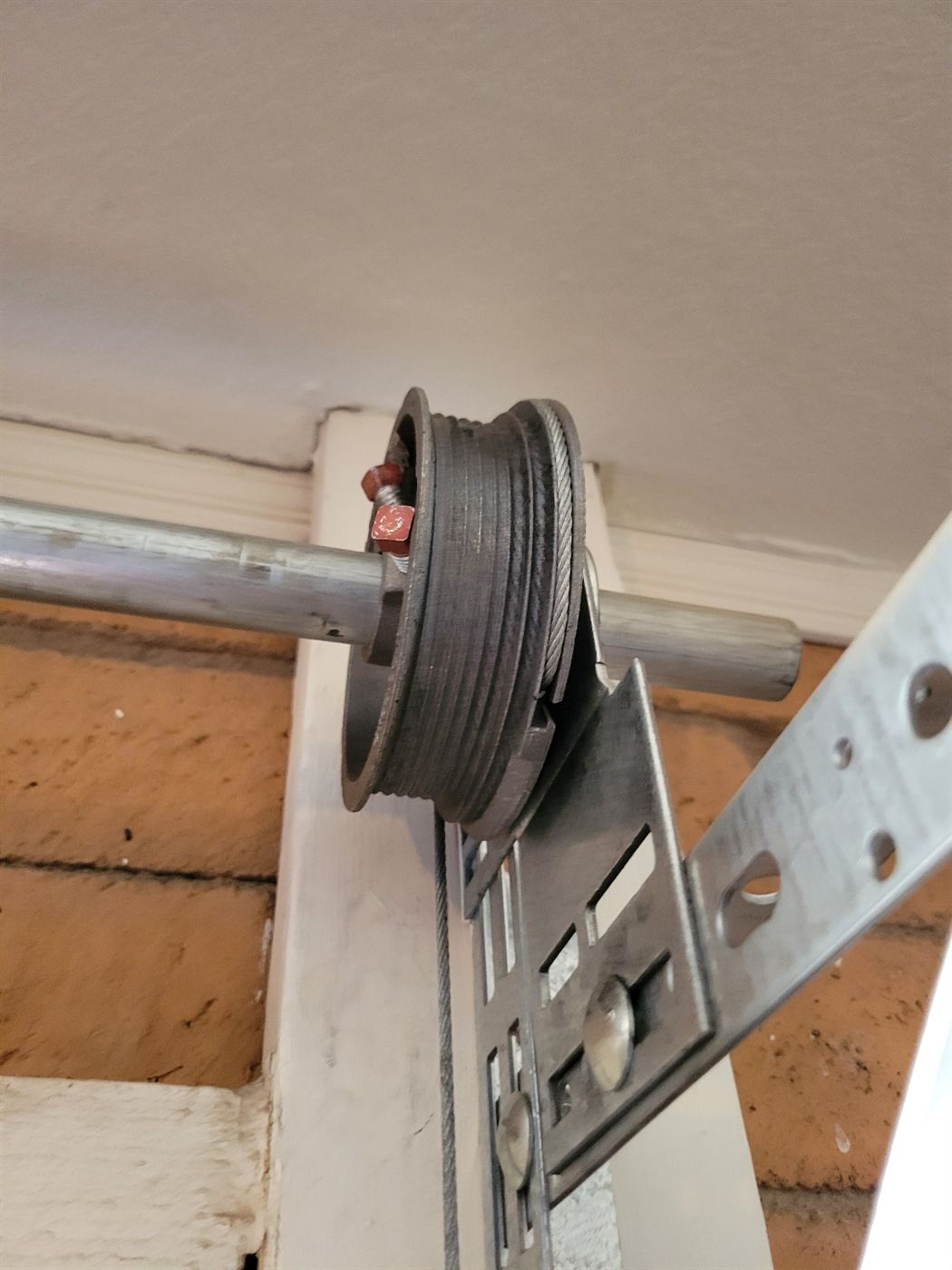 Garage door cable drum on a torsion spring system