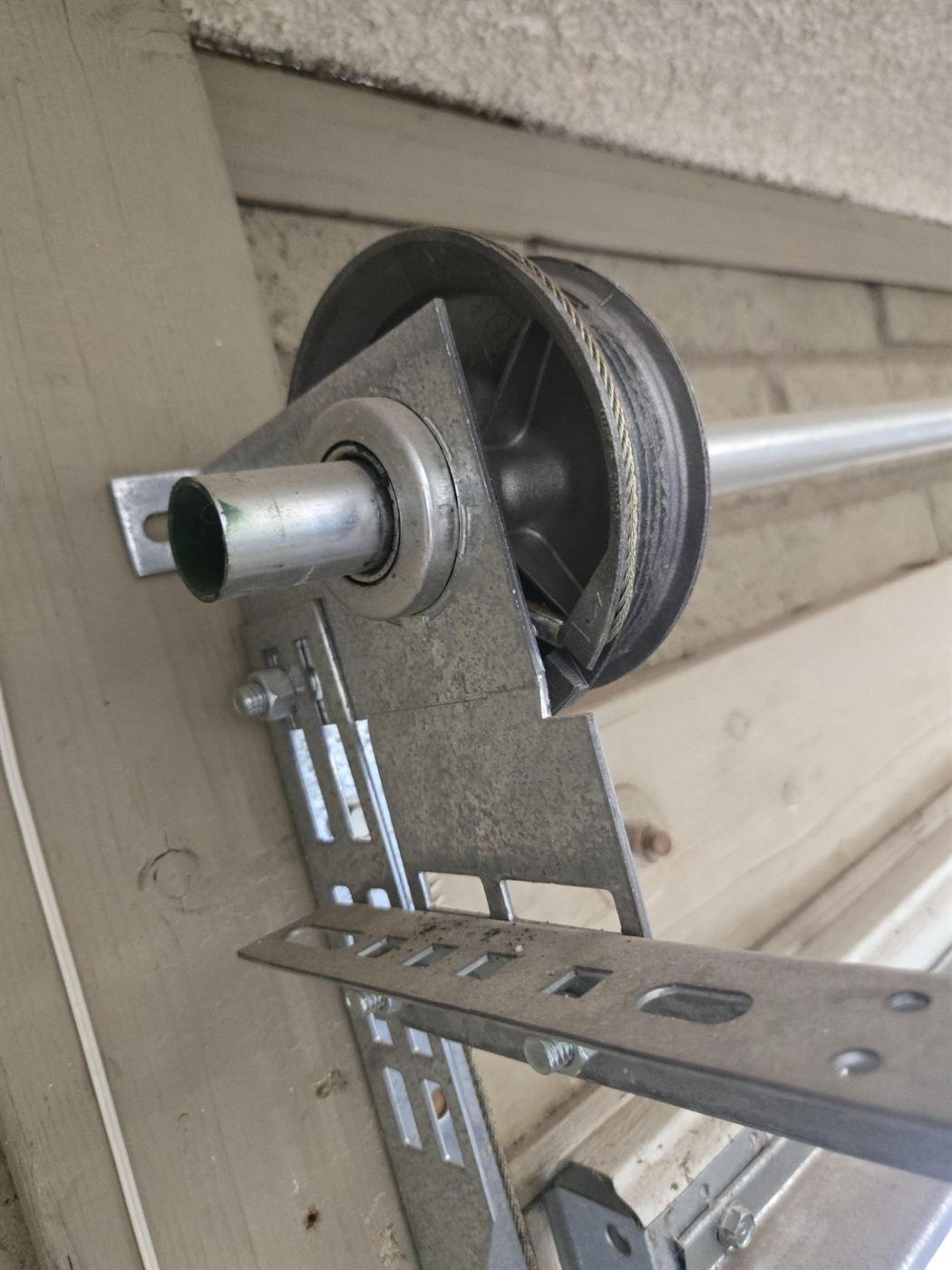 Standard torsion hardware with solid shaft, cable drum and bearing plate